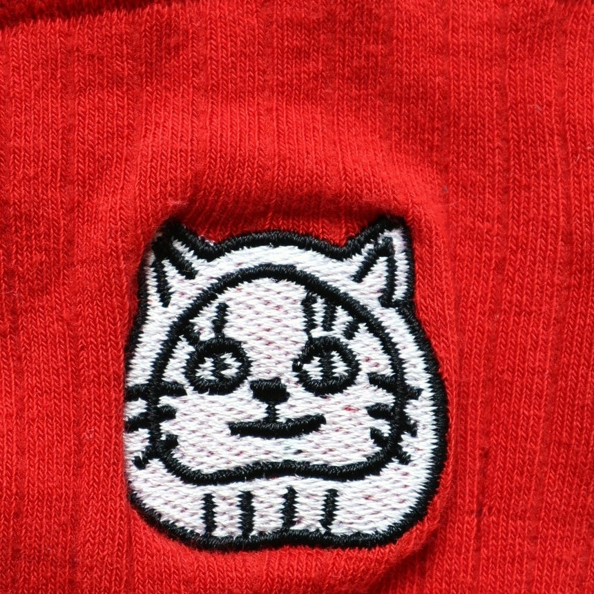 Luky 紅色貓頭幸運襪,刺繡特寫