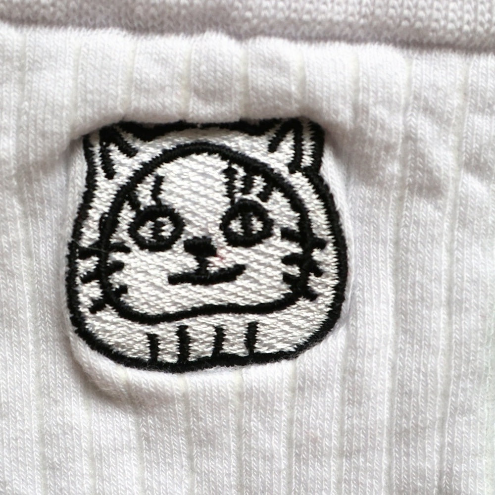 Luky 白色貓頭幸運襪，刺繡特寫